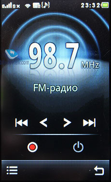 Є можливість записувати ефір радіостанцій, включається запис швидко через головний екран приймача