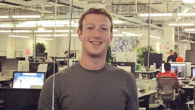 На думку засновника соціальної мережі Facebook, якби творці художнього фільму хотіли розповісти справжню історію запуску сайту, то показали б Марка Цукерберга, безперервно пише коди протягом двох годин