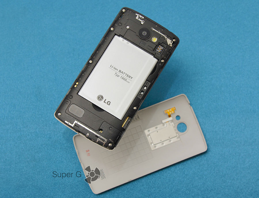 Pod krytom je otvor pre pamäťové karty Micro SD a ďalšie zariadenia vo vnútri