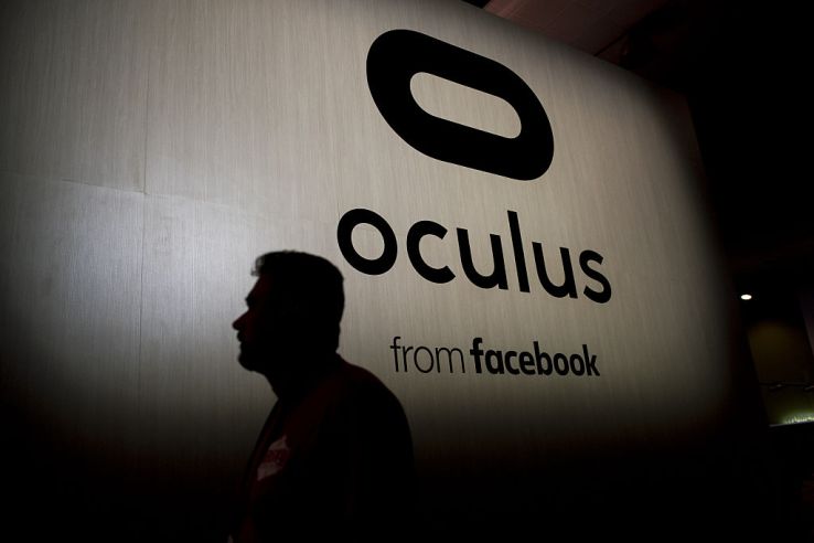 Компанія Facebook представила гарнітуру віртуальної реальності Oculus Go за 199 доларів і знизила ціну на попередню модель Oculus Rift