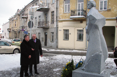 27 січня 2012, 7:19 Переглядів:   Пам'ятник Шевченку стоїть у центрі Вільнюса, фото Дмитра Короткова