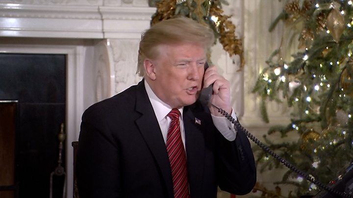 Image caption Діти з усієї країни дзвонили в Білий дім напередодні Різдва, щоб поговорити з президентом Трампом і його дружиною   Ти ще віриш в Санта-Клауса