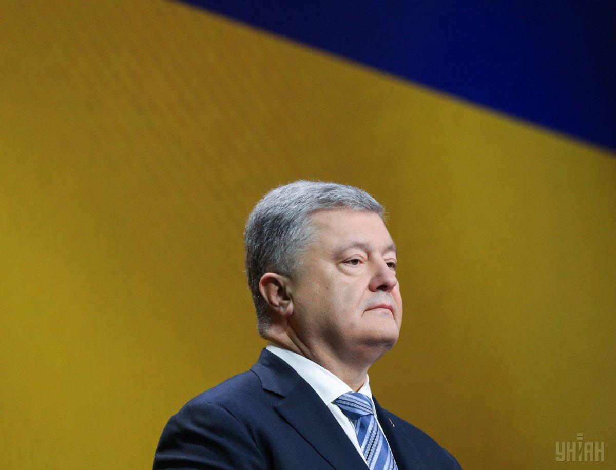 Президент зазначив, що за пропозицією керівництва Збройних сил негайно затвердив режим і план заходів щодо впровадження та забезпечення воєнного стану в окремих областях України