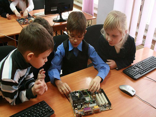 Комп'ютерні курси для дітей - «Школа Комп'ютерних геніїв теж»   - унікальний проект нашого центру, розрахований для дітей від 9 до 15 років і охоплює всі найпопулярніші напрямки IT технологій