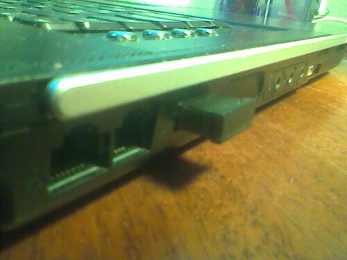 Так виглядає ліва сторона ноутбука з вставленим в лівий USB порт   USB Bluetooth адаптером mini 02   :