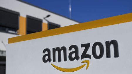 Корпорація Amazon оголосила про рішення розмістити свою нову штаб-квартиру відразу в двох місцях - нью-йоркському Лонг-Айленд-Сіті (боро Куїнс) і міському районі Кристал-Сіті округу Арлінгтон (північ штату Вірджинія)