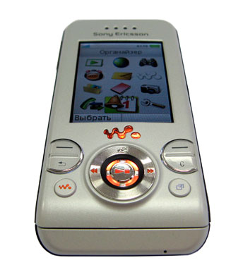 Цілком вдалим рішенням Sony Ericsson стала практика випуску телефонів в двох варіантах
