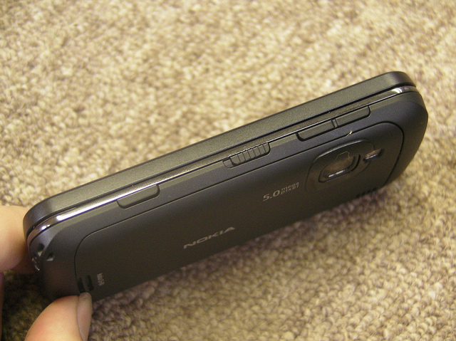 Єдина відмінність від Nokia 5800 - гніздо для зарядного пристрою, перенесене в нижній торець