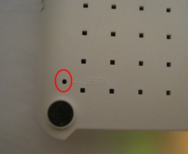 Для цього на корпусі пристрою знайдіть невелику кнопку або отвір, біля якого написано «Reset»